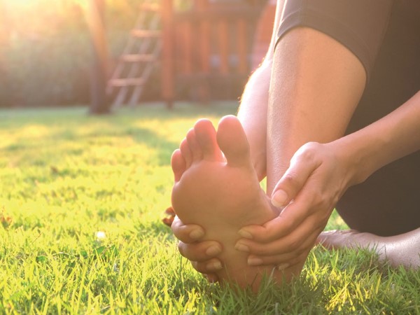 CON I PIEDI PER TERRA